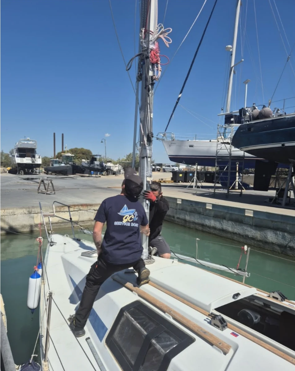 Il team GC Service Boat al lavoro sull'albero di una barca a vela in cantiere