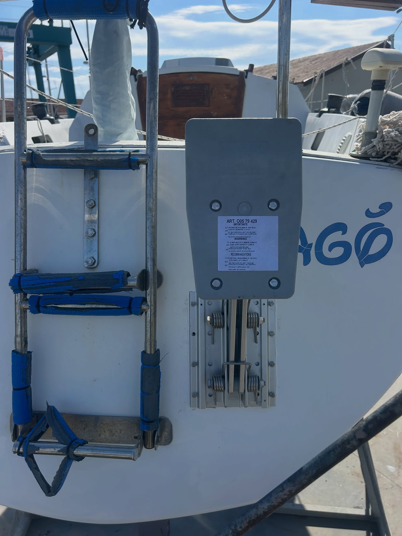 Piastra retraibile per motore ausiliario installata — GC Service Boat